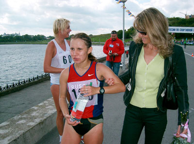 Вера Соколова на Кубке России -2006 по спортивной ходьбе, рядом Елена Николаева.